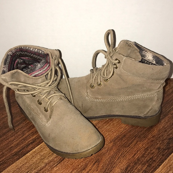 Boots - Picture 5 of 5